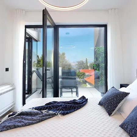 Blue Dot Apartment *